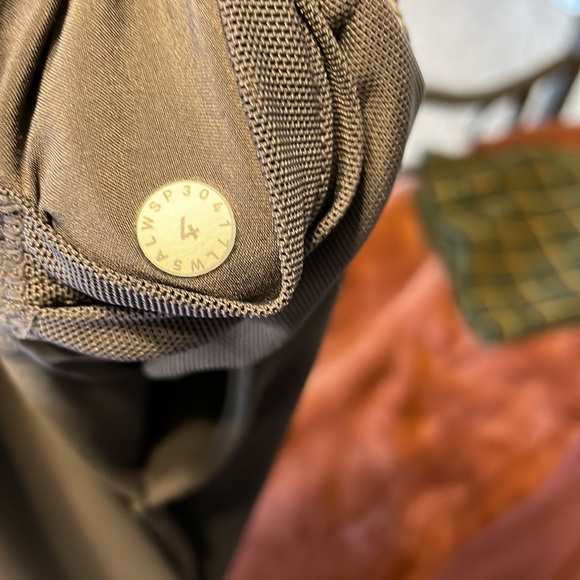 Lululemon on the fly pants In brand new condition. Size 4- - Picture 3 of 3